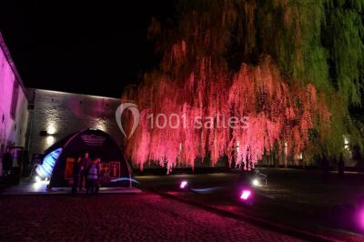 Miniature Location salle Namur (Province de Namur) - Le Domaine de L’Escaille #4 Structure gonflable noire avec cibles circulaires rouges et blanches, installée sur une pelouse en plein air.