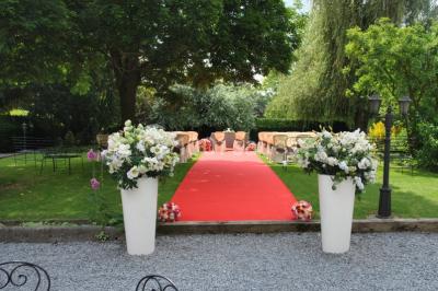 Miniature Location salle Namur (Province de Namur) - Le Domaine de L’Escaille #16 Structure gonflable noire avec cibles circulaires rouges et blanches, installée sur une pelouse en plein air.