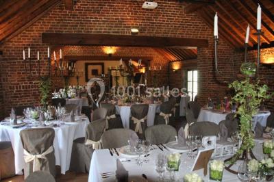 Miniature Location salle Namur (Province de Namur) - Le Domaine de L’Escaille #14 Structure gonflable noire avec cibles circulaires rouges et blanches, installée sur une pelouse en plein air.