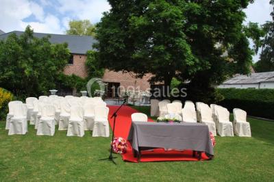 Miniature Location salle Namur (Province de Namur) - Le Domaine de L’Escaille #17 Structure gonflable noire avec cibles circulaires rouges et blanches, installée sur une pelouse en plein air.
