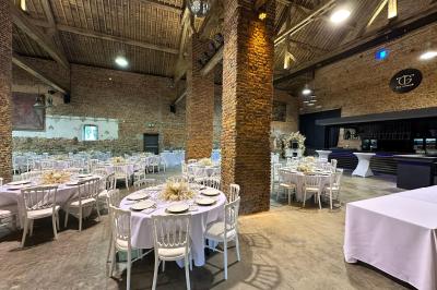 Miniature Location salle Namur (Province de Namur) - Le Domaine de L’Escaille #18 Structure gonflable noire avec cibles circulaires rouges et blanches, installée sur une pelouse en plein air.