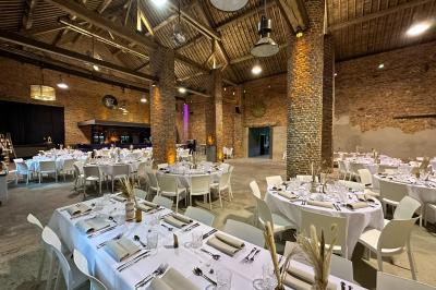 Miniature Location salle Namur (Province de Namur) - Le Domaine de L’Escaille #20 Structure gonflable noire avec cibles circulaires rouges et blanches, installée sur une pelouse en plein air.