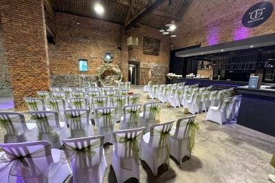 Miniature Location salle Namur (Province de Namur) - Le Domaine de L’Escaille #22 Structure gonflable noire avec cibles circulaires rouges et blanches, installée sur une pelouse en plein air.