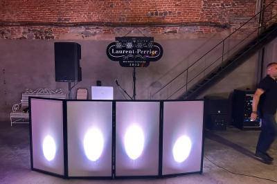 Miniature Location salle Namur (Province de Namur) - Le Domaine de L’Escaille #23 Structure gonflable noire avec cibles circulaires rouges et blanches, installée sur une pelouse en plein air.