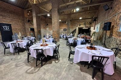 Miniature Location salle Namur (Province de Namur) - Le Domaine de L’Escaille #24 Structure gonflable noire avec cibles circulaires rouges et blanches, installée sur une pelouse en plein air.