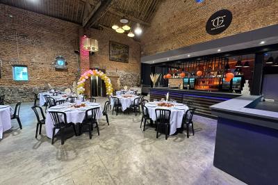 Miniature Location salle Namur (Province de Namur) - Le Domaine de L’Escaille #25 Structure gonflable noire avec cibles circulaires rouges et blanches, installée sur une pelouse en plein air.