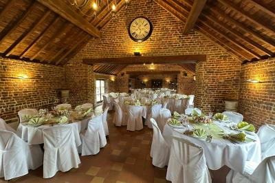 Miniature Location salle Namur (Province de Namur) - Le Domaine de L’Escaille #26 Structure gonflable noire avec cibles circulaires rouges et blanches, installée sur une pelouse en plein air.