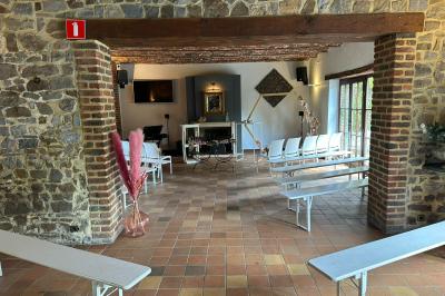 Miniature Location salle Namur (Province de Namur) - Le Domaine de L’Escaille #27 Structure gonflable noire avec cibles circulaires rouges et blanches, installée sur une pelouse en plein air.