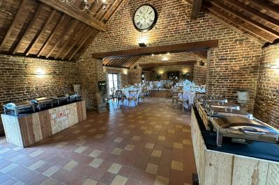 Miniature Location salle Namur (Province de Namur) - Le Domaine de L’Escaille #29 Structure gonflable noire avec cibles circulaires rouges et blanches, installée sur une pelouse en plein air.