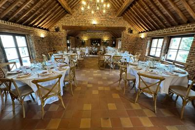 Miniature Location salle Namur (Province de Namur) - Le Domaine de L’Escaille #30 Structure gonflable noire avec cibles circulaires rouges et blanches, installée sur une pelouse en plein air.