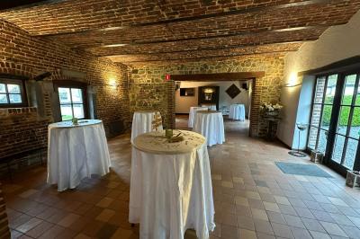 Miniature Location salle Namur (Province de Namur) - Le Domaine de L’Escaille #31 Structure gonflable noire avec cibles circulaires rouges et blanches, installée sur une pelouse en plein air.