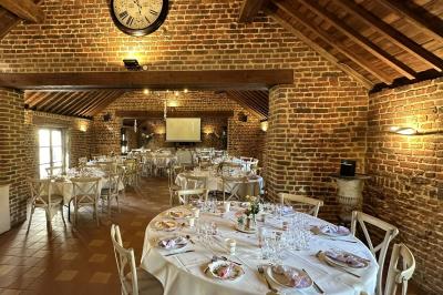 Miniature Location salle Namur (Province de Namur) - Le Domaine de L’Escaille #33 Structure gonflable noire avec cibles circulaires rouges et blanches, installée sur une pelouse en plein air.