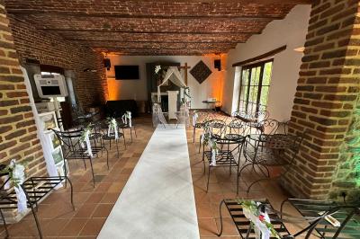 Miniature Location salle Namur (Province de Namur) - Le Domaine de L’Escaille #34 Structure gonflable noire avec cibles circulaires rouges et blanches, installée sur une pelouse en plein air.