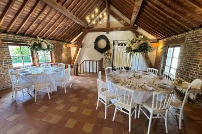 Miniature Location salle Namur (Province de Namur) - Le Domaine de L’Escaille #35 Structure gonflable noire avec cibles circulaires rouges et blanches, installée sur une pelouse en plein air.