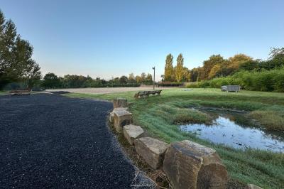 Miniature Location salle Namur (Province de Namur) - Le Domaine de L’Escaille #37 Structure gonflable noire avec cibles circulaires rouges et blanches, installée sur une pelouse en plein air.