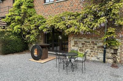 Miniature Location salle Namur (Province de Namur) - Le Domaine de L’Escaille #41 Structure gonflable noire avec cibles circulaires rouges et blanches, installée sur une pelouse en plein air.