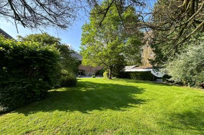 Miniature Location salle Namur (Province de Namur) - Le Domaine de L’Escaille #43 Structure gonflable noire avec cibles circulaires rouges et blanches, installée sur une pelouse en plein air.