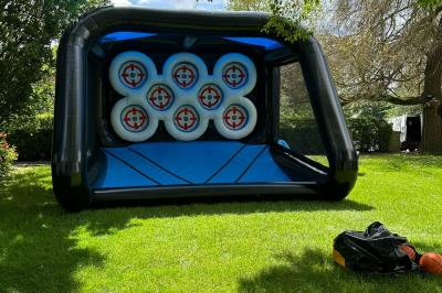 Miniature Location salle Namur (Province de Namur) - Le Domaine de L’Escaille #45 Structure gonflable noire avec cibles circulaires rouges et blanches, installée sur une pelouse en plein air.