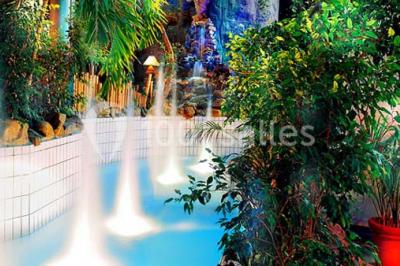 Miniature Location salle Paris 15 (Paris) - La Palmeraie #10 Salle de réception avec tables hautes noires, verres lumineux et éclairage tamisé dans une ambiance festive.