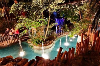 Miniature Location salle Paris 15 (Paris) - La Palmeraie #13 Salle de réception avec tables hautes noires, verres lumineux et éclairage tamisé dans une ambiance festive.