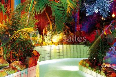 Miniature Location salle Paris 15 (Paris) - La Palmeraie #12 Salle de réception avec tables hautes noires, verres lumineux et éclairage tamisé dans une ambiance festive.