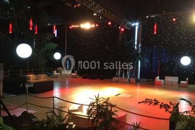 Miniature Location salle Paris 15 (Paris) - La Palmeraie #15 Salle de réception avec tables hautes noires, verres lumineux et éclairage tamisé dans une ambiance festive.