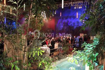 Miniature Location salle Paris 15 (Paris) - La Palmeraie #14 Salle de réception avec tables hautes noires, verres lumineux et éclairage tamisé dans une ambiance festive.