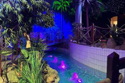 Miniature Location salle Paris 15 (Paris) - La Palmeraie #19 Salle de réception avec tables hautes noires, verres lumineux et éclairage tamisé dans une ambiance festive.