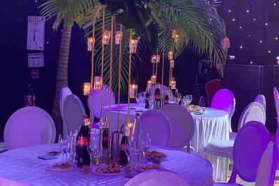 Miniature Location salle Paris 15 (Paris) - La Palmeraie #3 Salle de réception avec tables hautes noires, verres lumineux et éclairage tamisé dans une ambiance festive.