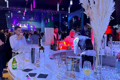 Miniature Location salle Paris 15 (Paris) - La Palmeraie #23 Salle de réception avec tables hautes noires, verres lumineux et éclairage tamisé dans une ambiance festive.