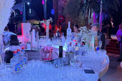 Miniature Location salle Paris 15 (Paris) - La Palmeraie #24 Salle de réception avec tables hautes noires, verres lumineux et éclairage tamisé dans une ambiance festive.