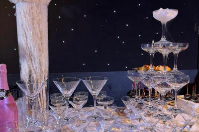 Miniature Location salle Paris 15 (Paris) - La Palmeraie #25 Salle de réception avec tables hautes noires, verres lumineux et éclairage tamisé dans une ambiance festive.