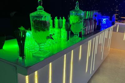 Miniature Location salle Paris 15 (Paris) - La Palmeraie #27 Salle de réception avec tables hautes noires, verres lumineux et éclairage tamisé dans une ambiance festive.