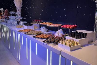 Miniature Location salle Paris 15 (Paris) - La Palmeraie #28 Salle de réception avec tables hautes noires, verres lumineux et éclairage tamisé dans une ambiance festive.