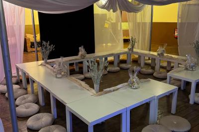 Miniature Location salle Paris 15 (Paris) - La Palmeraie #29 Salle de réception avec tables hautes noires, verres lumineux et éclairage tamisé dans une ambiance festive.