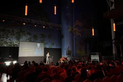 Miniature Location salle Paris 15 (Paris) - La Palmeraie #30 Salle de réception avec tables hautes noires, verres lumineux et éclairage tamisé dans une ambiance festive.