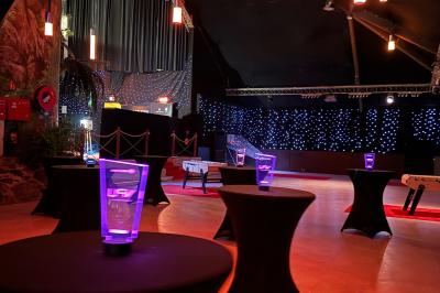 Miniature Location salle Paris 15 (Paris) - La Palmeraie #31 Salle de réception avec tables hautes noires, verres lumineux et éclairage tamisé dans une ambiance festive.