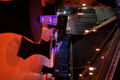 Miniature Location salle Paris 15 (Paris) - La Palmeraie #26 Salle de réception avec tables hautes noires, verres lumineux et éclairage tamisé dans une ambiance festive.