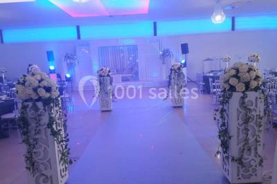 Assiette gastronomique avec un feuilleté garni, sauce, salade verte au parmesan et tomate cerise.