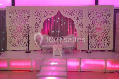 Assiette gastronomique avec un feuilleté garni, sauce, salade verte au parmesan et tomate cerise.