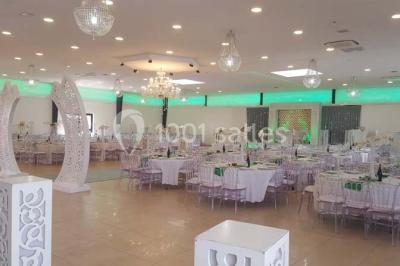 Assiette gastronomique avec un feuilleté garni, sauce, salade verte au parmesan et tomate cerise.