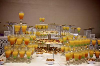 Assiette gastronomique avec un feuilleté garni, sauce, salade verte au parmesan et tomate cerise.