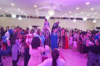 Assiette gastronomique avec un feuilleté garni, sauce, salade verte au parmesan et tomate cerise.