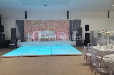 Assiette gastronomique avec un feuilleté garni, sauce, salade verte au parmesan et tomate cerise.