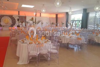 Assiette gastronomique avec un feuilleté garni, sauce, salade verte au parmesan et tomate cerise.