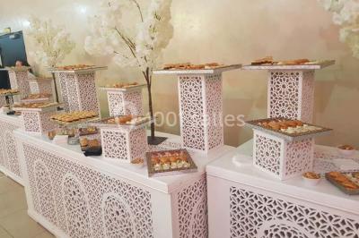 Assiette gastronomique avec un feuilleté garni, sauce, salade verte au parmesan et tomate cerise.