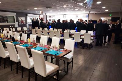 Miniature Location salle Gémenos (Bouches-du-Rhône) - La Terrasse du Garlaban #10 Terrasse extérieure couverte avec tables et chaises en osier, éclairée par des lumières suspendues, de nuit.