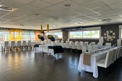Miniature Location salle Gémenos (Bouches-du-Rhône) - La Terrasse du Garlaban #2 Terrasse extérieure couverte avec tables et chaises en osier, éclairée par des lumières suspendues, de nuit.