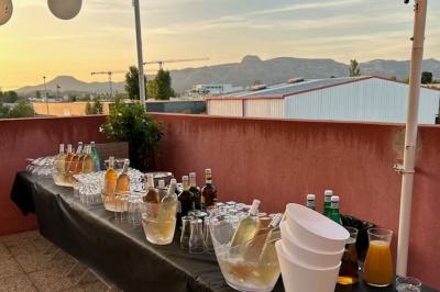 Miniature Location salle Gémenos (Bouches-du-Rhône) - La Terrasse du Garlaban #7 Terrasse extérieure couverte avec tables et chaises en osier, éclairée par des lumières suspendues, de nuit.