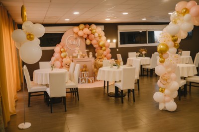 Miniature Location salle Gémenos (Bouches-du-Rhône) - La Terrasse du Garlaban #3 Terrasse extérieure couverte avec tables et chaises en osier, éclairée par des lumières suspendues, de nuit.